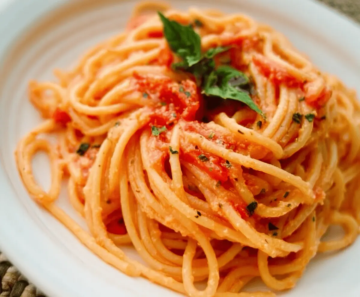 Creamy Cheesy Tomato Garlic Spaghetti